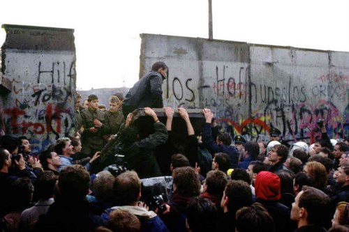 Davy se shromažďují a bortí berlínskou zeď v listopadu 1989