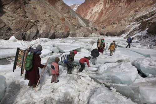 Děti cestují do internátní školy přes Himáláj, Zanskar, indické Himaláje (500 x 334)