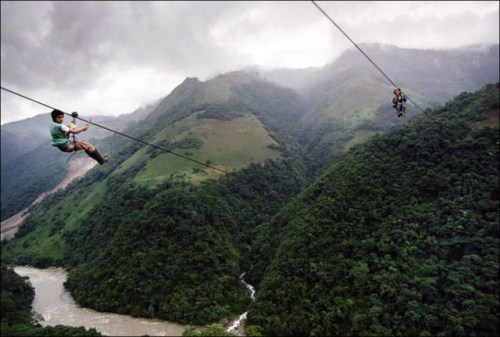 Děti létají až do vzdálenosti 800m na ocelovém laně ve výšce 400 metrů nad řekou Rio Negro, Kolumbie_2 (500 x 337)