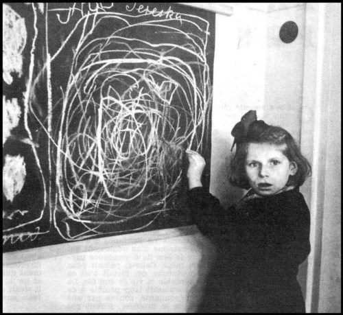 Děvče jménem tereza, která vyrůstala v koncentračním táboře, šokuje poradce v centru pro narušené děti, když kreslí obrázek svého domova v Polsku