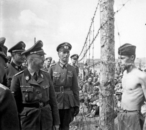 Horace Greasely stojící proti Heinrichu Himmlerovi v německé věznici roce 1940. Horace utekl přes dvěstě krát, byl zamilovaný do jedné Němky.