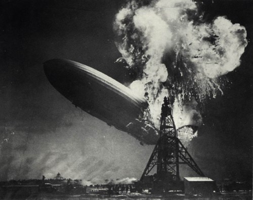 Hořící vzducholoď Hindenburg v roce 1937