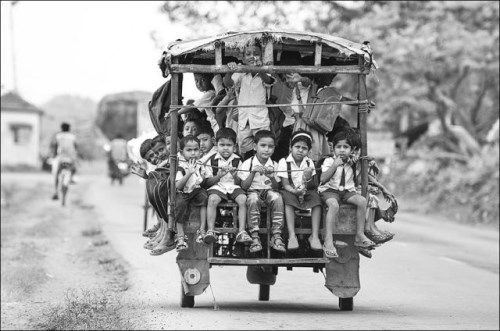 Jízda na Tuk Tuk do školy v Beldanga, Indie (500 x 331)
