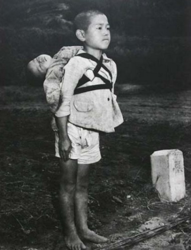 Krátce po bombardování Nagasaki odnáší starší bratr svého mladšího na kremaci.