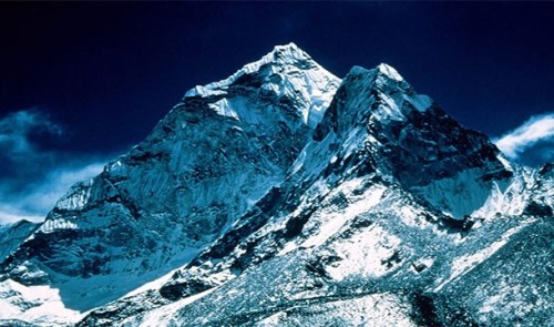 Na Mount Everestu je více než 200 zmrzlých těl. Tato těla slouží jako navigace pro další horolezce