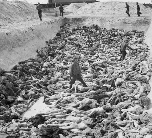 Nacisté v táboře Bergen Belsen zabili kolem 50 000 lidí. Na této fotce se díváte na jeden z mnoha masových hrobů.