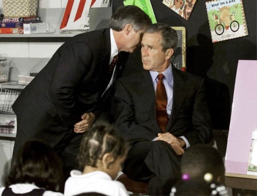 Prezident Bush se dozvídá o útoku na dvojčata během návštěvy školy na Floridě