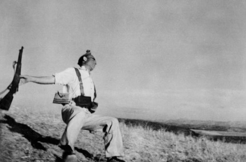 Robert Capa zachycuje smrt vojáka během Španělské občanské války v roce 1936