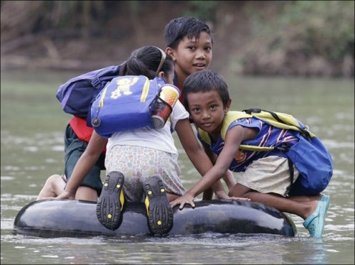 Studenti se dostávají do školy na nahuštěné pneumatice, v provincii Rizal, Filipíny_2 (500 x 373)
