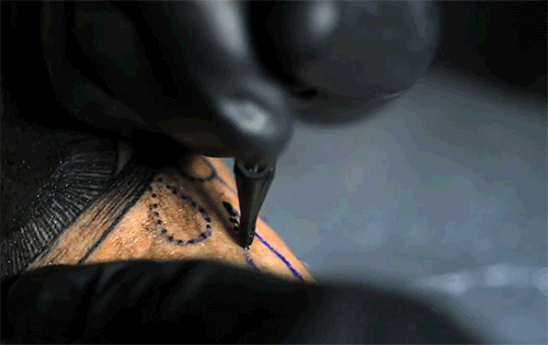 Takle vypadá proces tetování v slowly motion