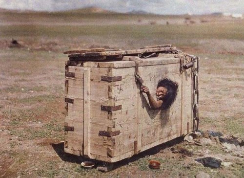 Tato fotografie byla publikována v National Geographic 1913. Mongolsko se stalo nezávislým. Zločince zavírali do takových krabic.