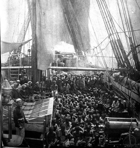 Tato fotografie je z paluby britské lodi HMS Daphne (1868). Tito dětští otroci byli zachráněni a propuštění z otroctví.