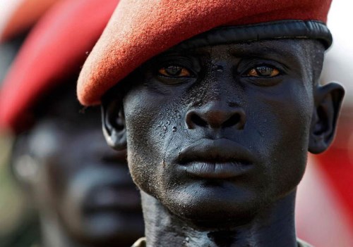 Voják Súdánské lidové osvobozenecké armády (SPLA) během zkoušky oslavy dne nezávislosti v červenci 2011