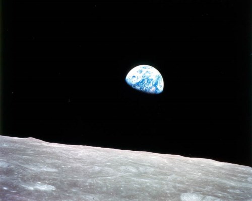 William Anders pořídil tuto fotografii v roce 1968 během mise Apollo 8. Byla popsána jako nejvlivnější fotografie životního prostředí jaká byla kdy vyfocena.