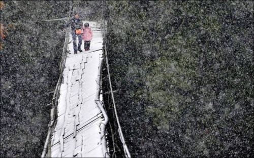 rozbitý most ve sněhu do školy v Dujiangyan v provincii S'-čchuan (500 x 312)