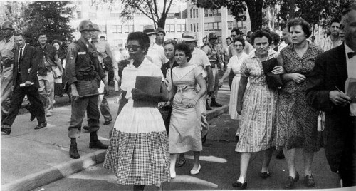 Černoška Dorothy Counts se setkává s nepřízní svého nástupu do nově otevřené školy v Charlotte, Jižní Karolíně. Po dnech obtěžování, byla nucena školu opustit. 1956