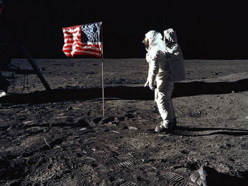 Členové posádky Apollo 11 zachycují první lidský dotek s Měsícem v červenci roku 1969