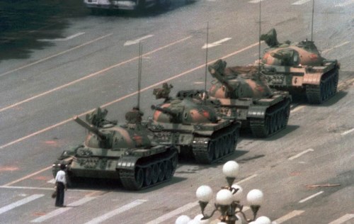 Číňan vzdoruje tankům na náměstí Nebeského klidu v červnu 1989