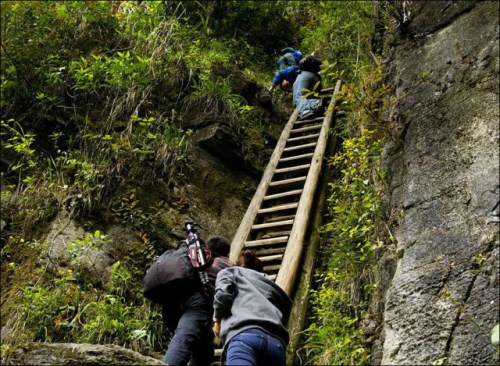 Školáci lezou každý den na nezajištěných dřevěných schodech v  Zhang Jiawan vesnici, Jižní Čína_2 (500 x 366)