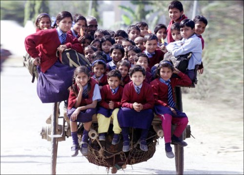 Školáci se přepravují ve velkém koši ze školy v Dillí, Indie (500 x 359)