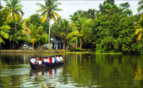 Žáci cestují lodí v Kerala, Indie (500 x 309)