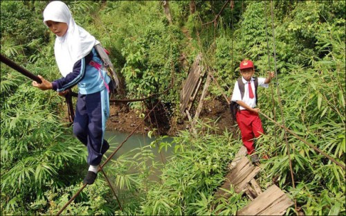 Žáci přelézají přes řeku pomocí 30 metrového lana_2 (500 x 312)