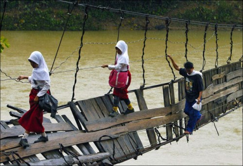 Žáci z Lebak, Indonesie musí každý den přejít tento poškozený visutý most_2 (500 x 342)