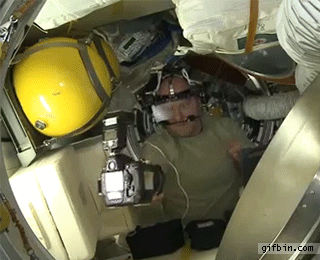 astronauti delaji selfie fotky ve vesmiru