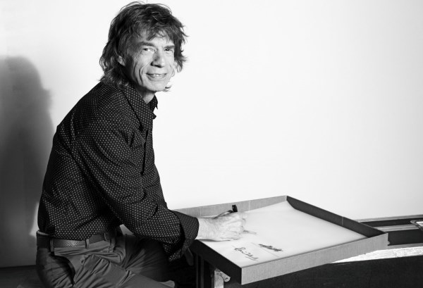 07 Mick Jagger podepisuje knihu o RS (600 x 409)