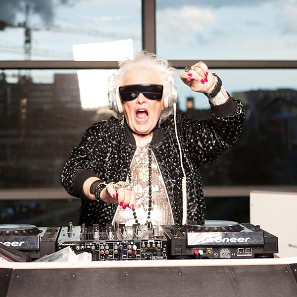 Ruth Flowers se rozhodla stát DJ-kou ve věku 68