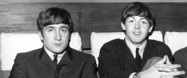John Lennon (vlevo), Paul McCartney (vpravo)