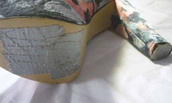 Poškozený podpatek nebo celá bota (600 x 360)