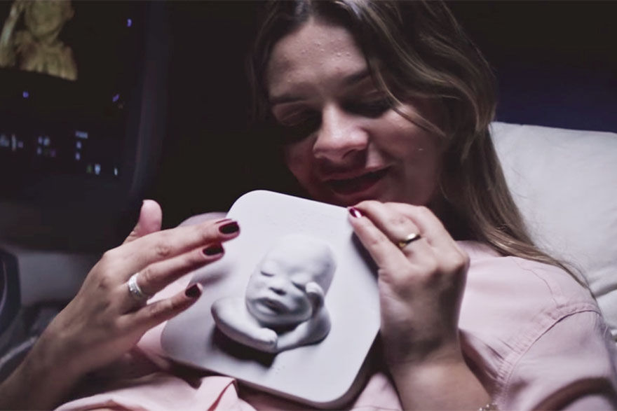 Nevidomá žena vidí své dítě poprvé díky 3D tiskárně_4