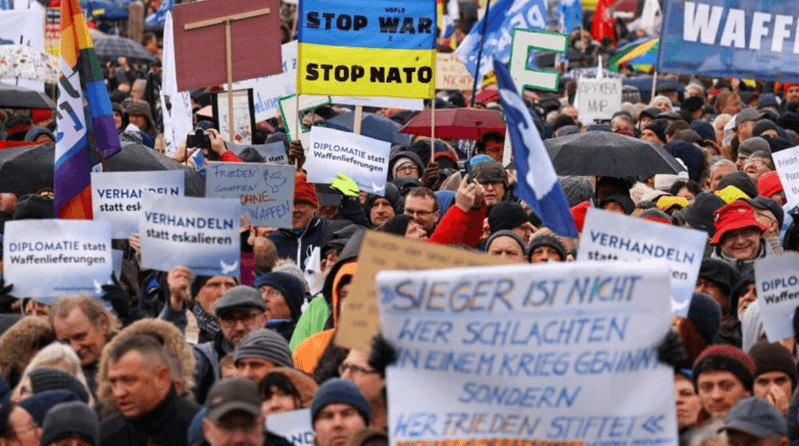 Protest v Berlíně. fotografie. Twitter/SniffOutStocks